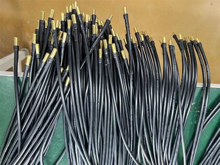 8.0mm gullbelagt hannkontakt med 10AWG silikontråd